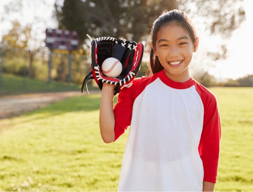 子供が野球グローブを構える様子